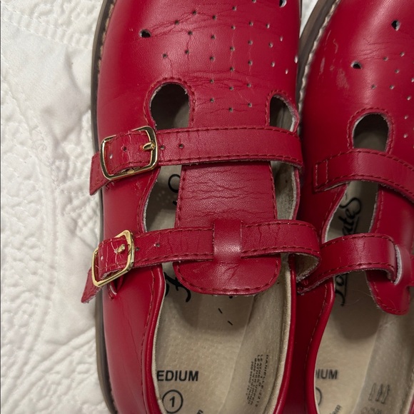 FootMates Classic Red Shoes - Picture 7 of 10